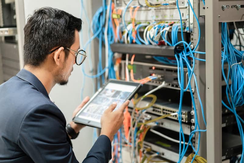 Technicien intervenant sur une machine avec des câbles